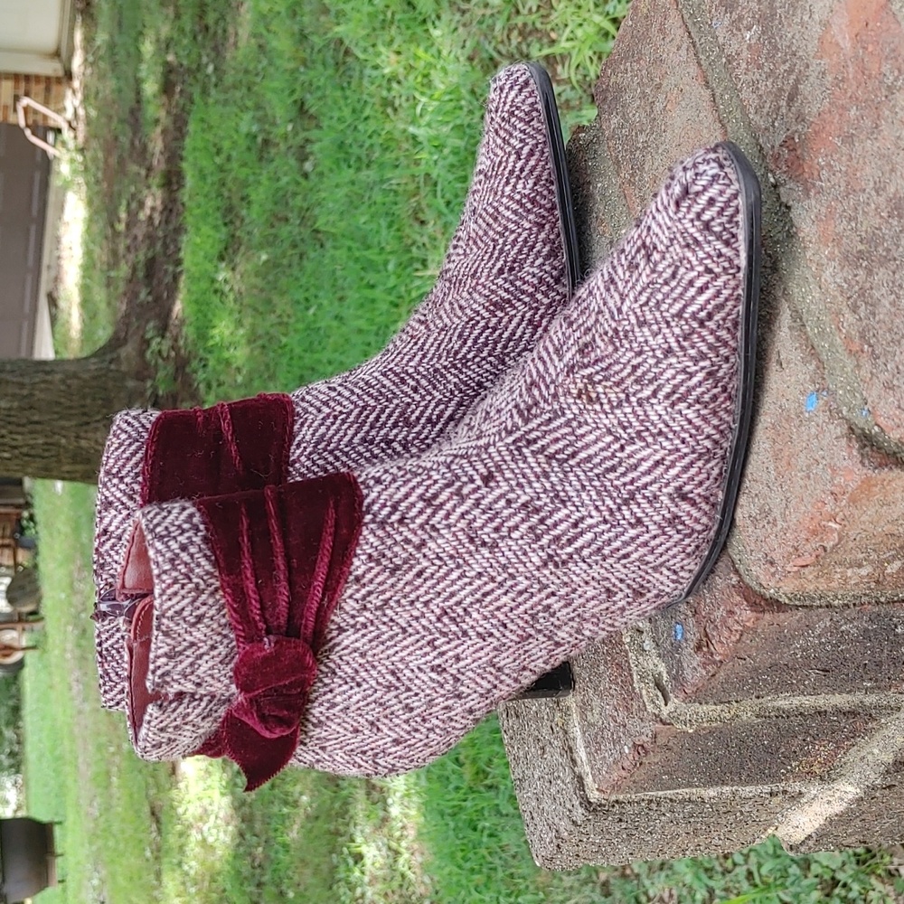 Predictions Burgandy Bootie Size 6